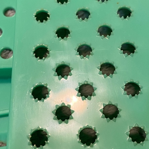 Tupperware jade green Cheese Vegetable Slaw Grater Bowl. #786-9Great cond-sharp! - Picture 9 of 9